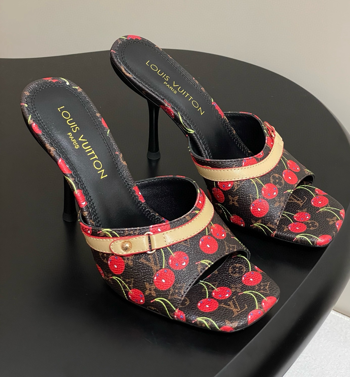 [홍콩명품.Louis Vuitton] 루이비통 2025 여성용 슬리퍼 WA5662 JS-A 홍콩명품의류,구매대행,온라인명품