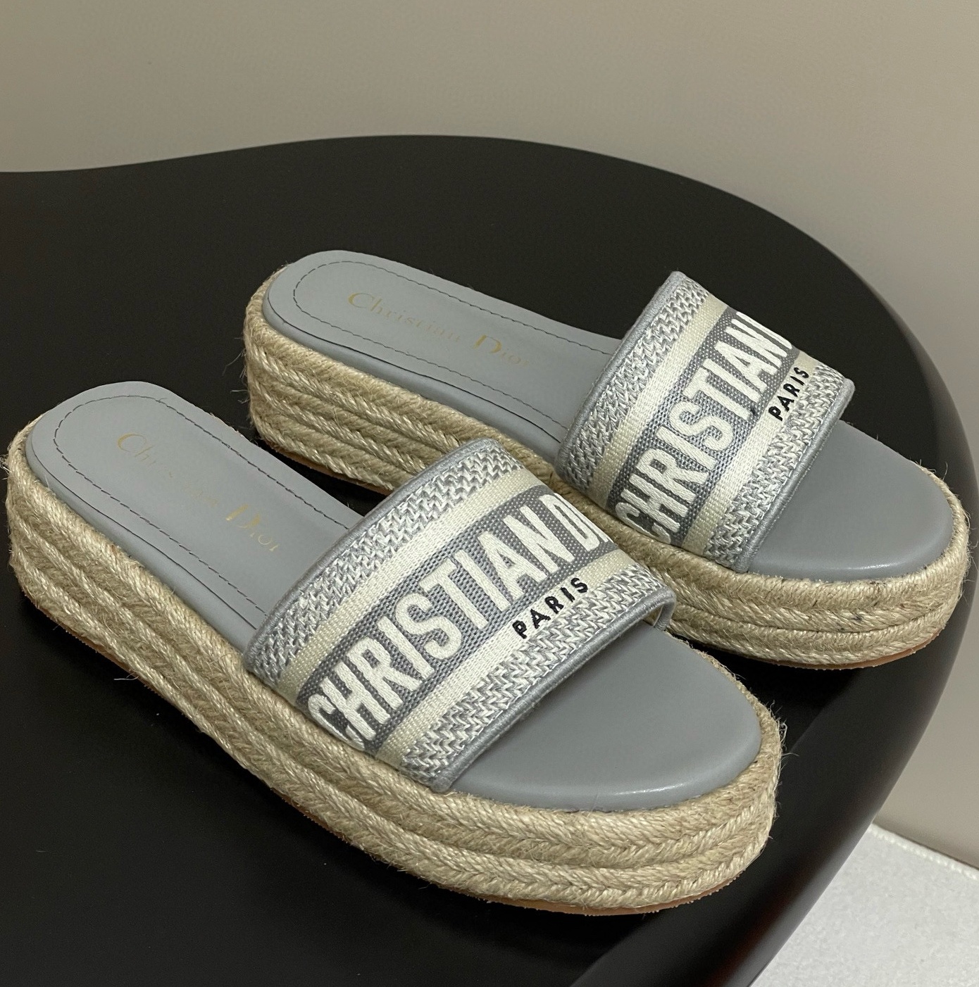 [홍콩명품.Christian Dior ] 크리스챤 디올 2025 여성용 슬리퍼 WA5715 JS-A 홍콩명품의류,구매대행,온라인명품